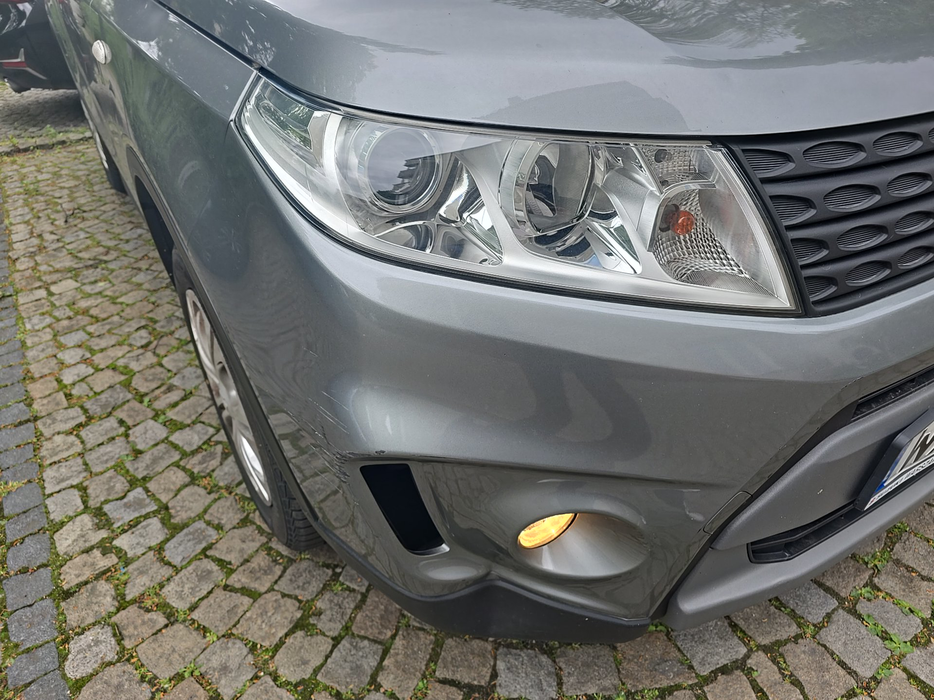 Zdjęcie oświetlenia przedniego i dolnego prawego