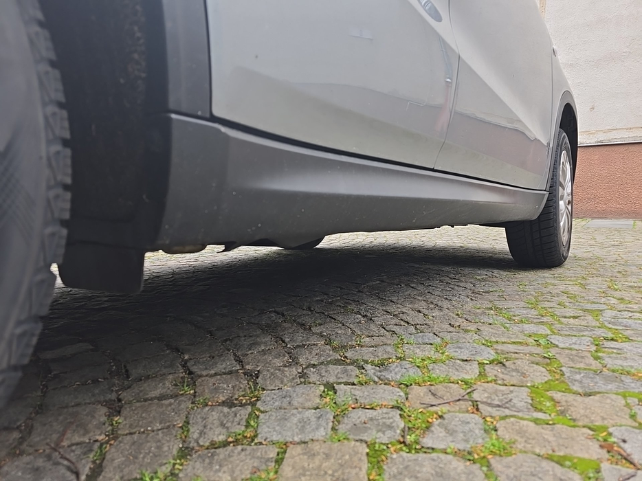 Zdjęcie progu tylnego prawego od dołu po przekątnej