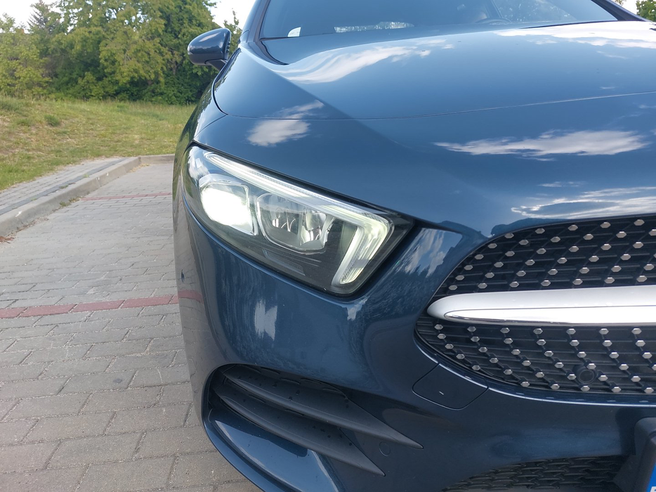 Zdjęcie oświetlenia przedniego i dolnego prawego
