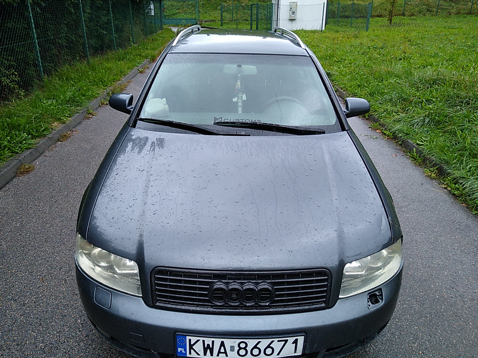 Zdjęcie pokrywy komory silnika