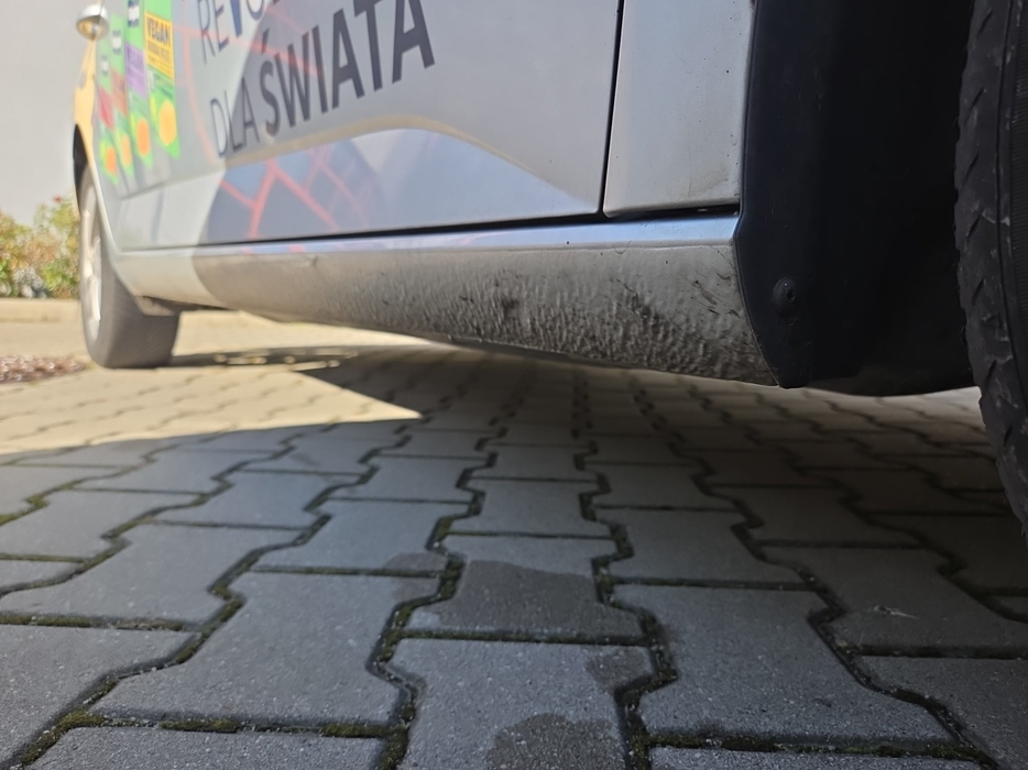 Zdjęcie progu przedniego prawego od dołu po przekątnej
