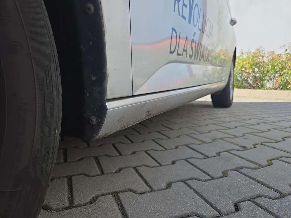 Zdjęcie progu przedniego lewego od dołu po przekątnej