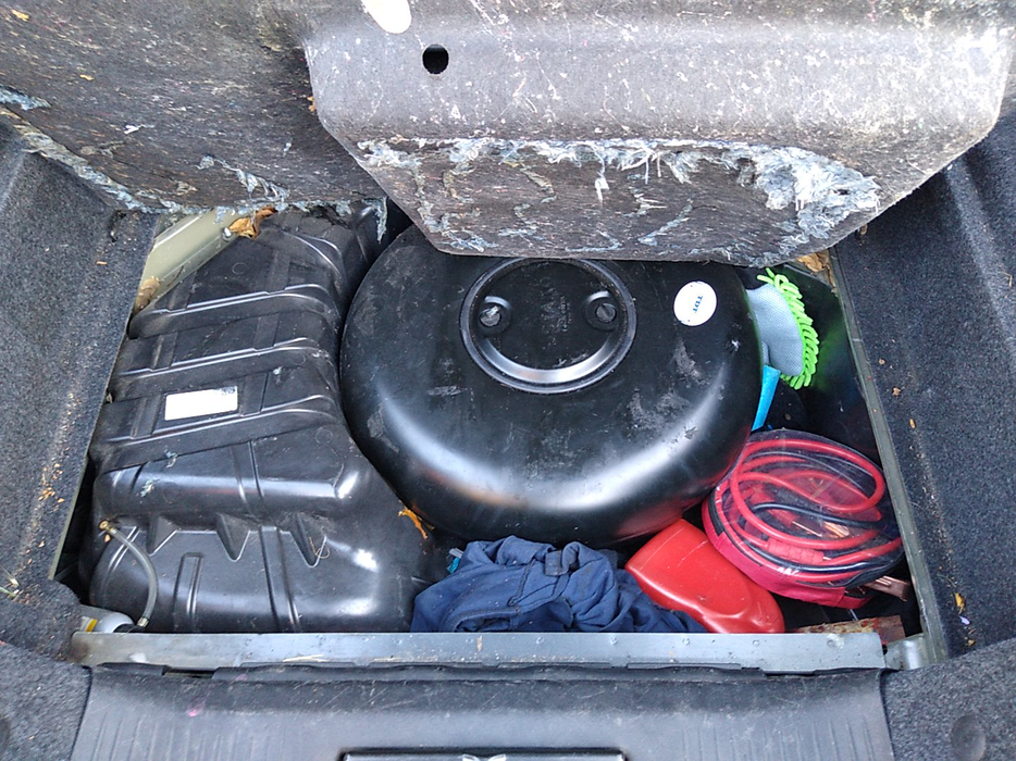 Zdjęcie przestrzeni pod wykładziną bagażnika