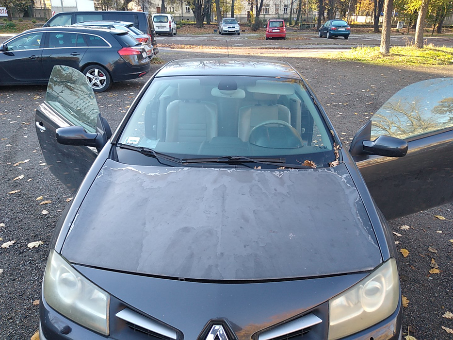 Zdjęcie pokrywy komory silnika