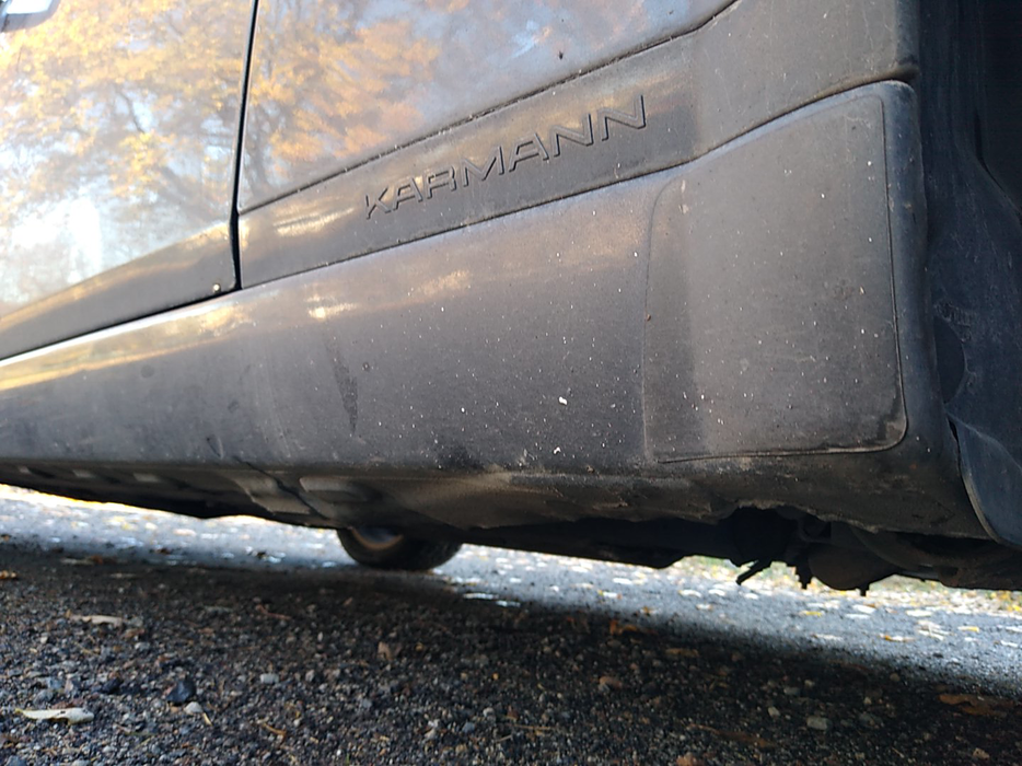 Zdjęcie progu tylnego lewego od dołu po przekątnej