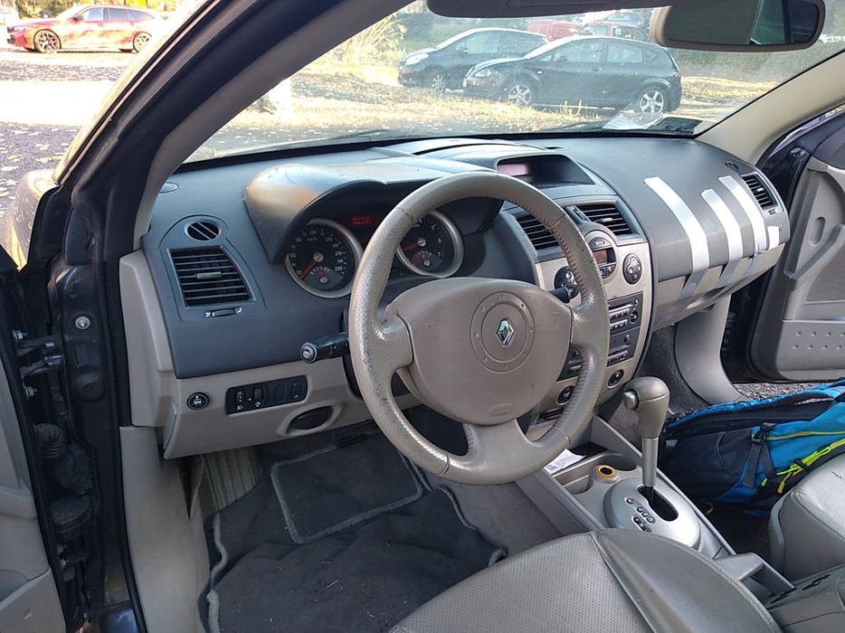 Zdjęcie kokpitu i kierownicy