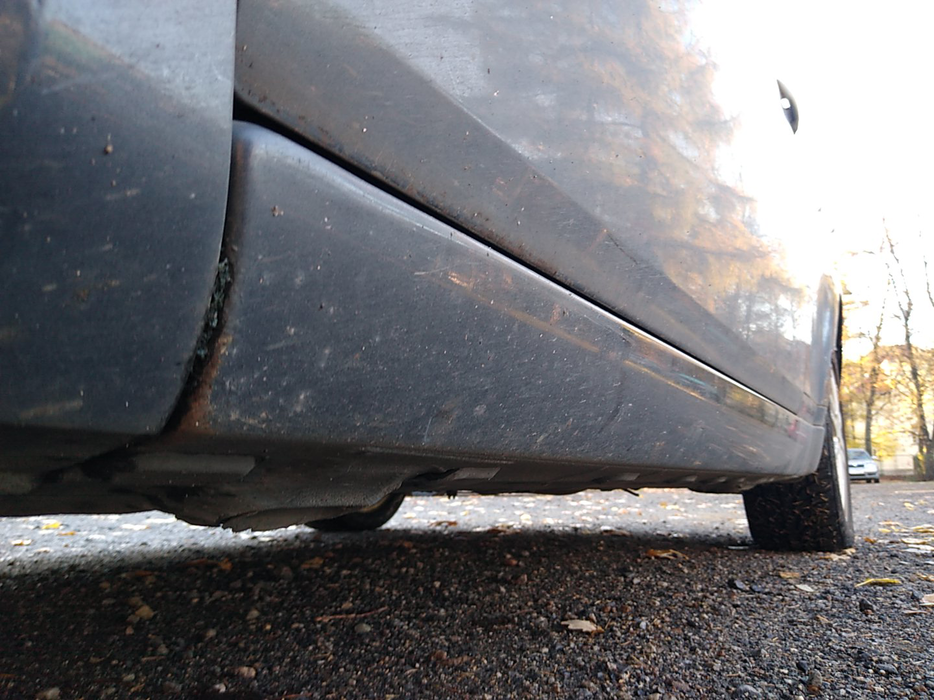 Zdjęcie progu przedniego lewego od dołu po przekątnej