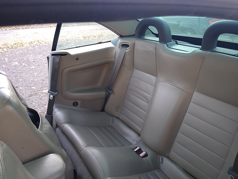 Zdjęcie kanapy tylnej z prawej strony