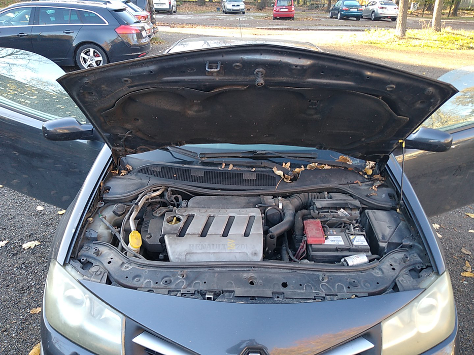 Zdjęcie wnętrza komory silnika