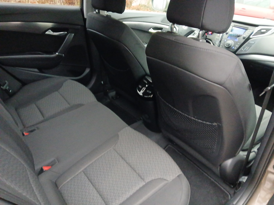 Zdjęcie wnętrza od pasażera, tył