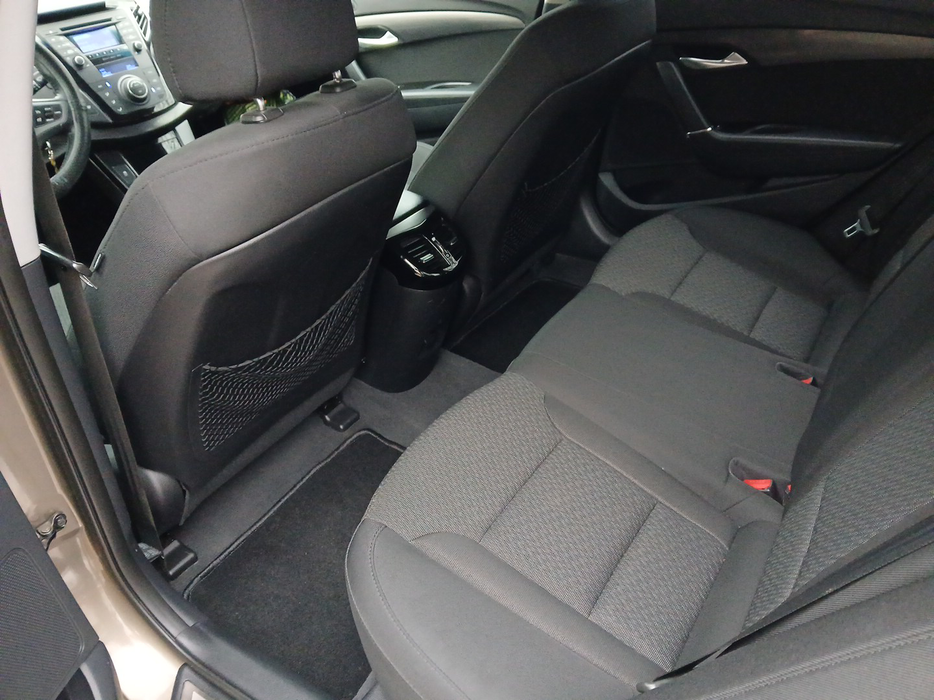 Zdjęcie wnętrza od kierowcy, tył