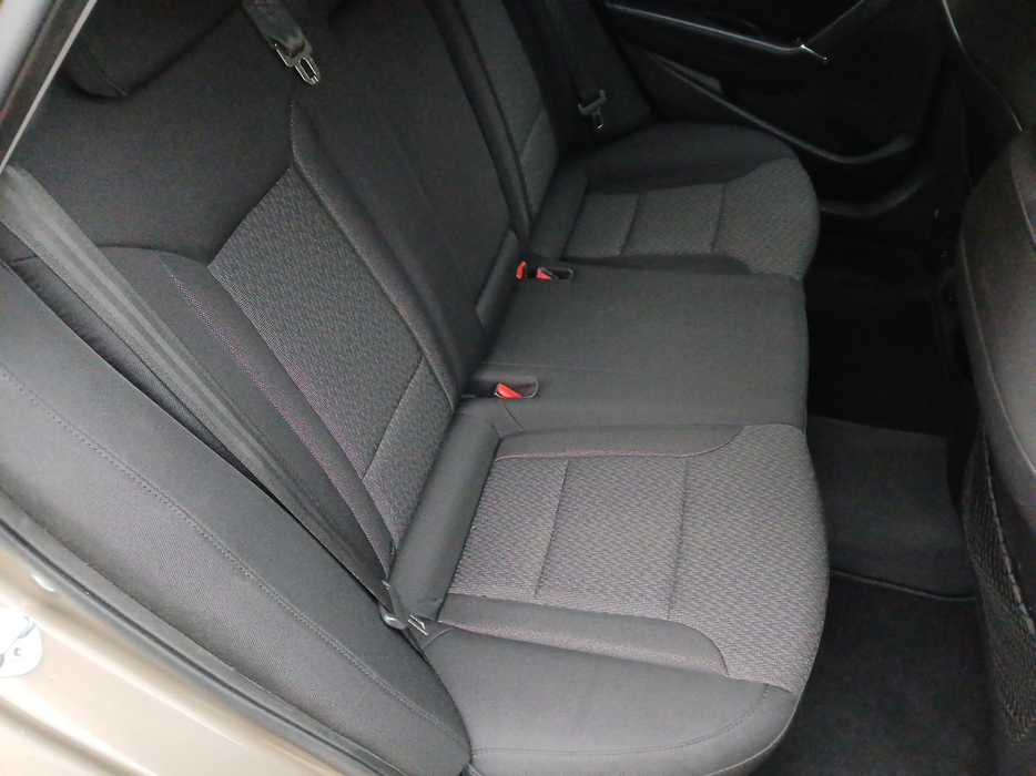 Zdjęcie kanapy tylnej z prawej strony