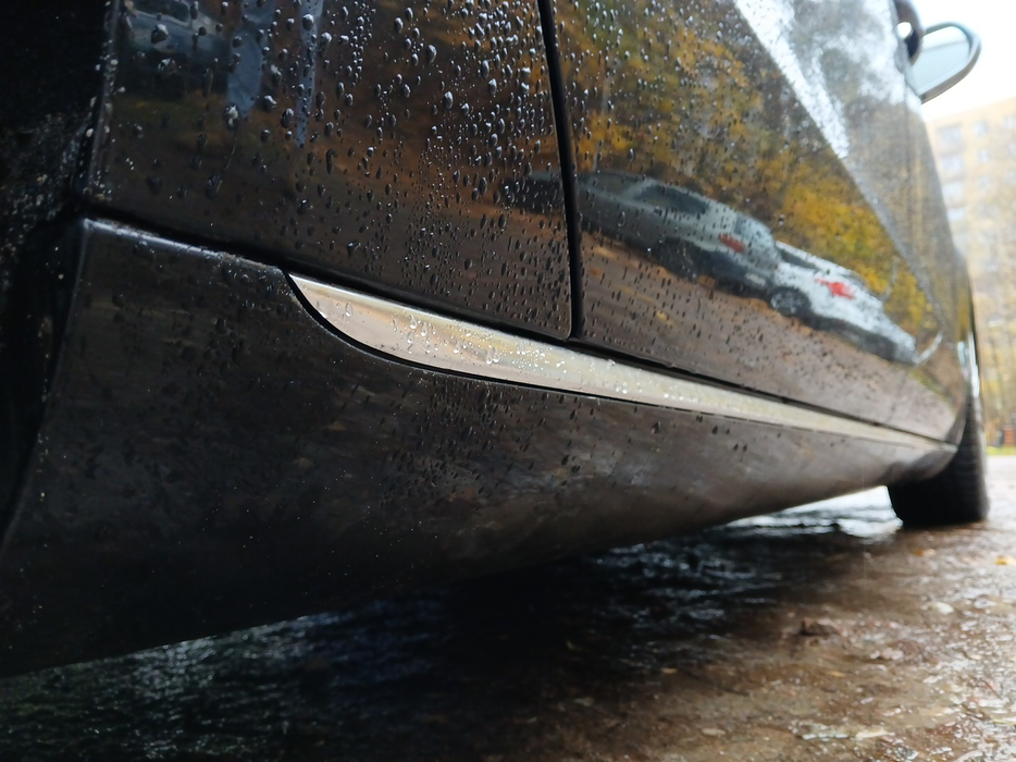 Zdjęcie progu tylnego prawego od dołu po przekątnej