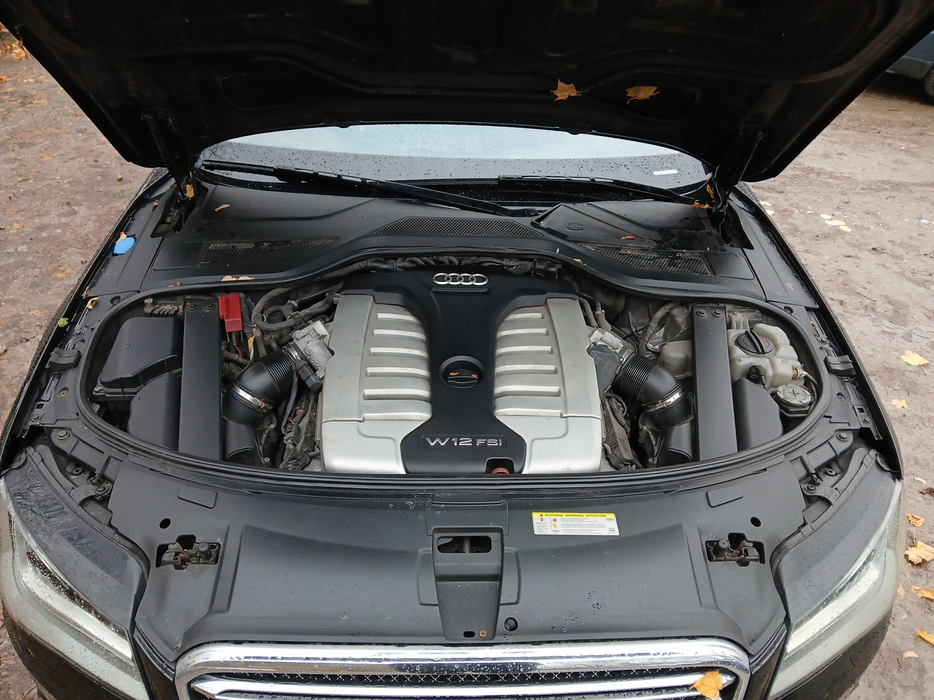 Zdjęcie wnętrza komory silnika