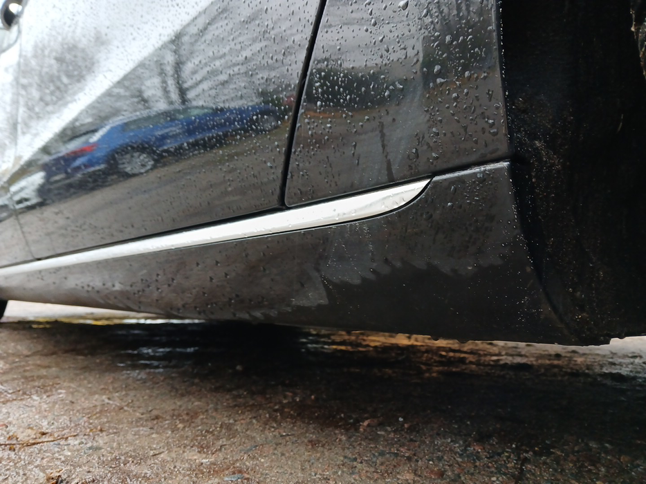 Zdjęcie progu tylnego lewego od dołu po przekątnej