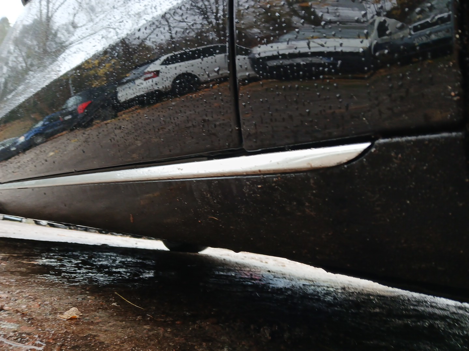 Zdjęcie progu przedniego prawego od dołu po przekątnej