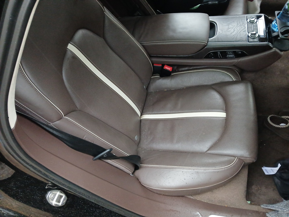 Zdjęcie kanapy tylnej z prawej strony