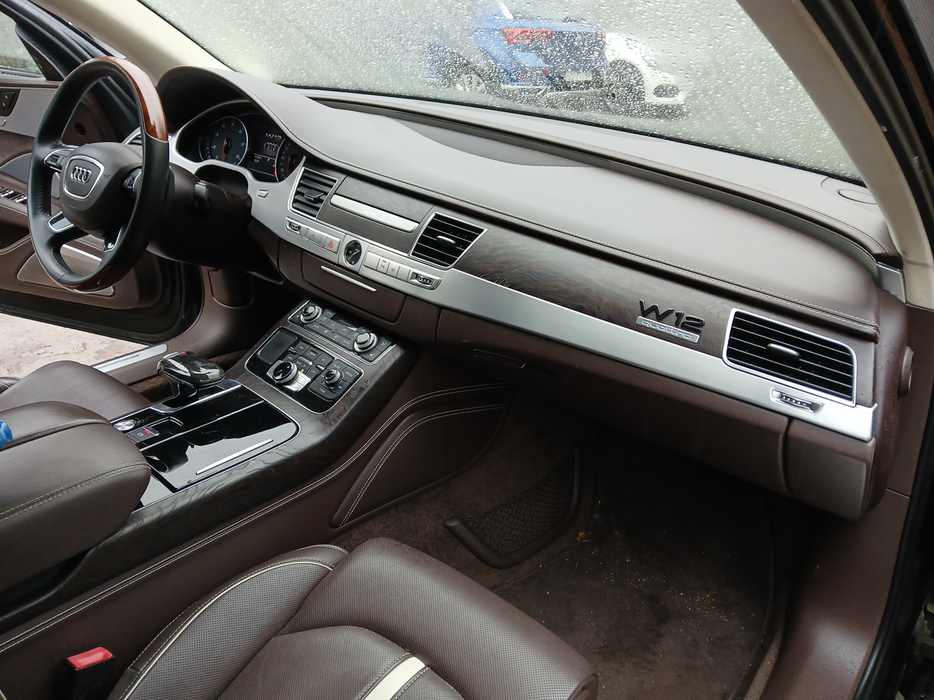 Zdjęcie wnętrza od pasażera, przód