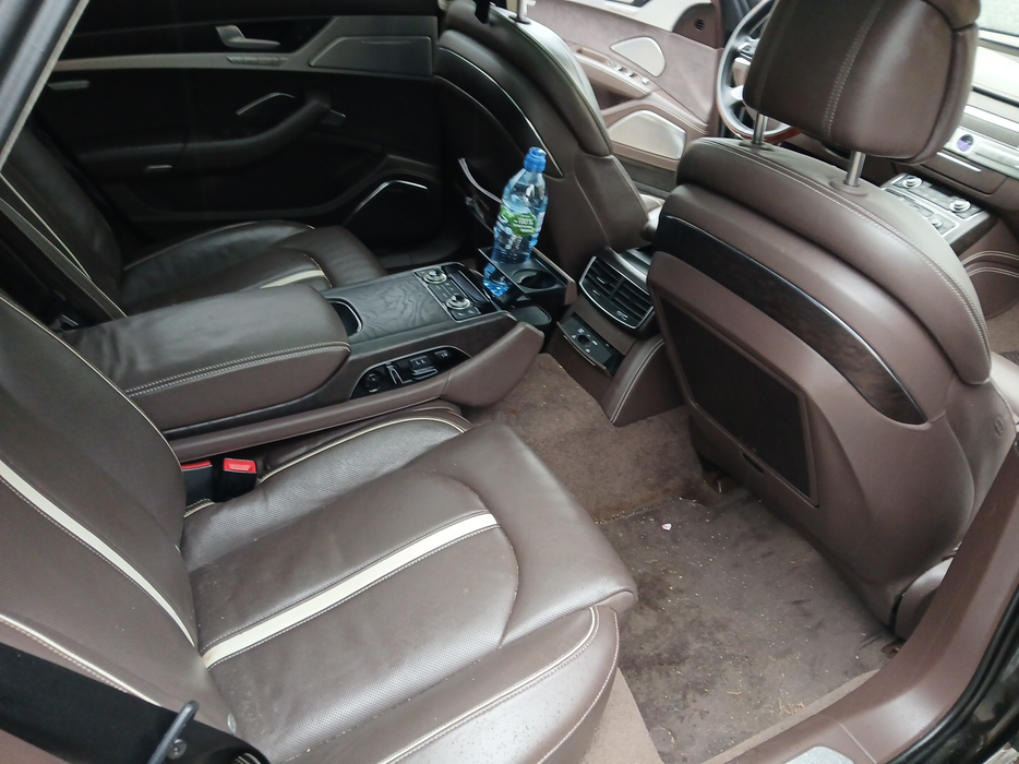 Zdjęcie wnętrza od pasażera, tył