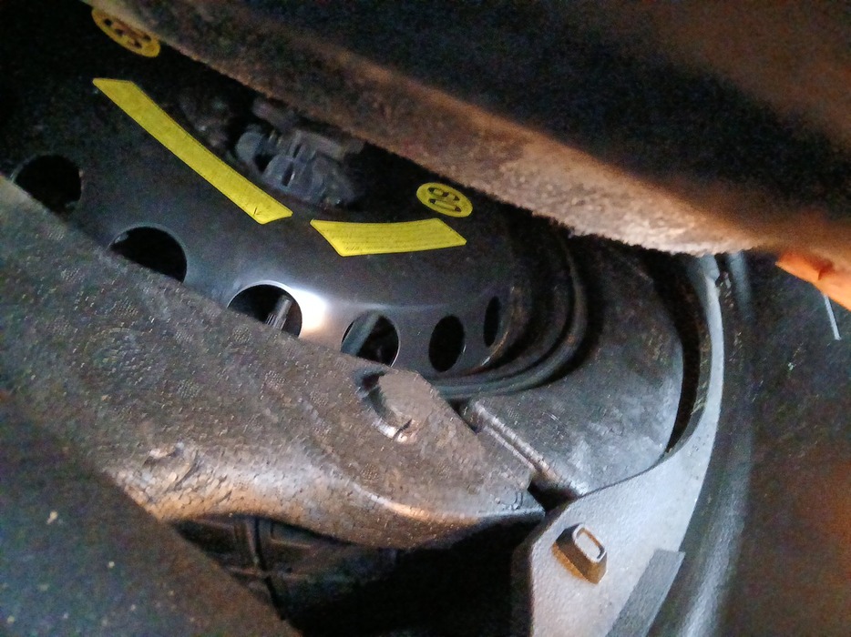 Zdjęcie przestrzeni pod wykładziną bagażnika