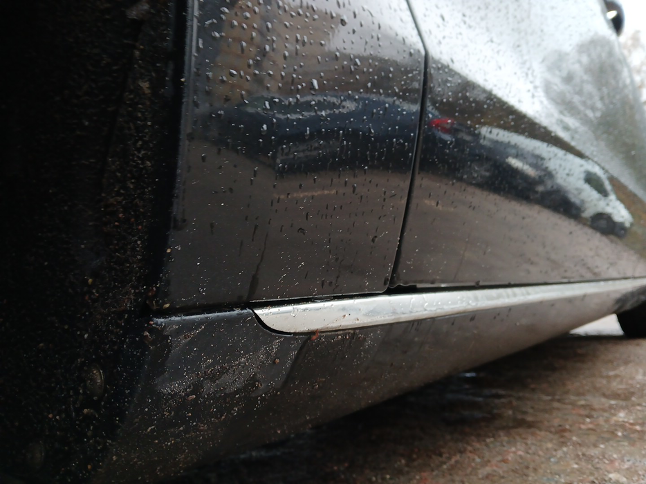 Zdjęcie progu przedniego lewego od dołu po przekątnej