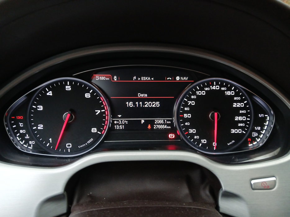 Zdjęcie zegarów i kontrolek po uruchomieniu silnika