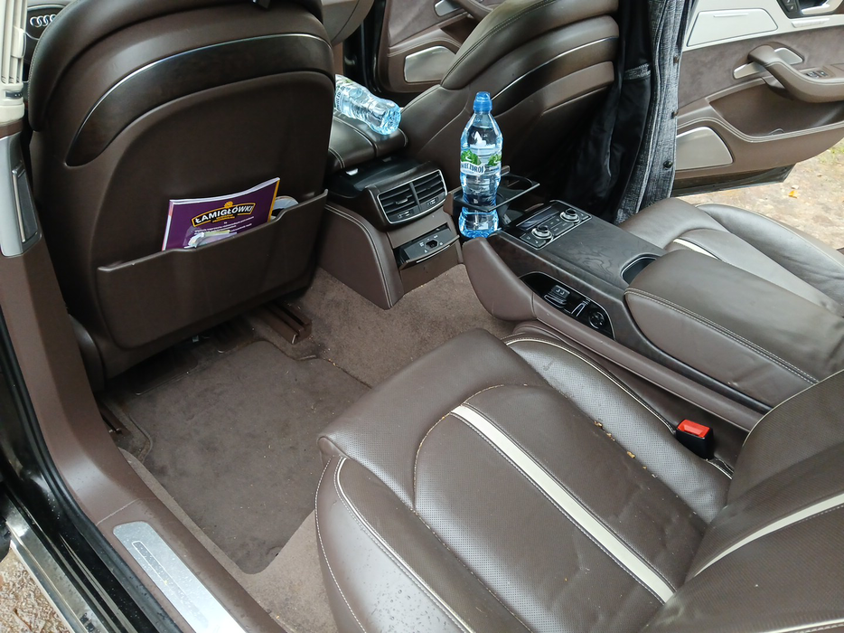 Zdjęcie wnętrza od kierowcy, tył