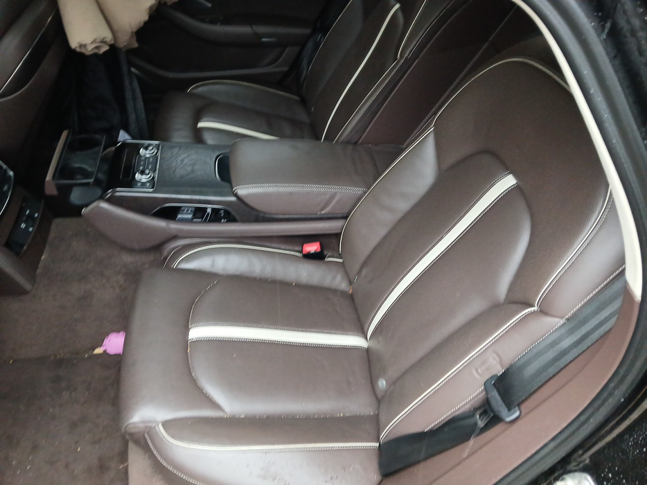 Zdjęcie kanapy tylnej z lewej strony