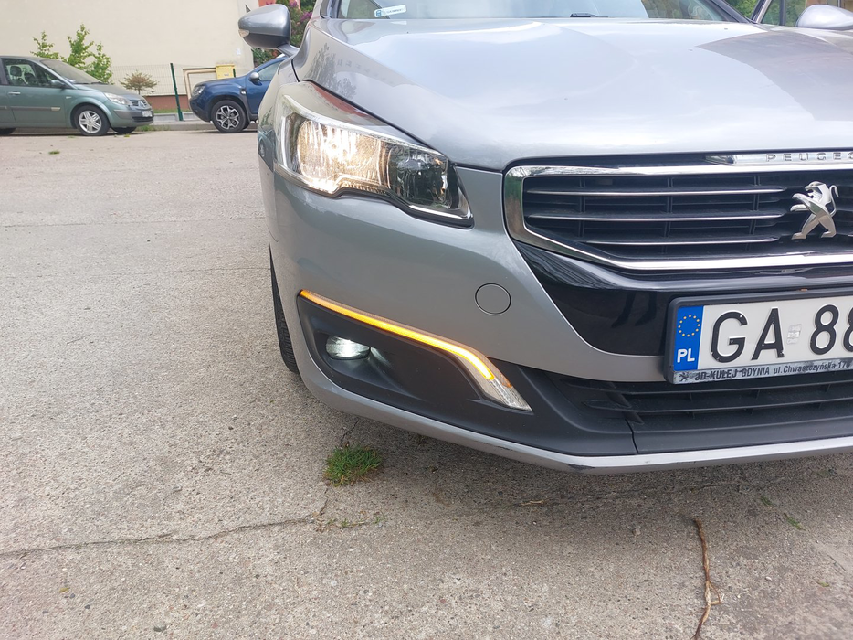 Zdjęcie oświetlenia przedniego i dolnego prawego