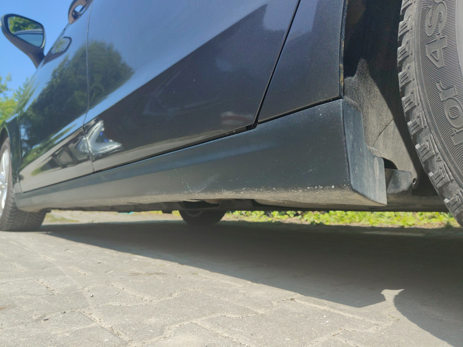 Zdjęcie progu tylnego lewego od dołu po przekątnej
