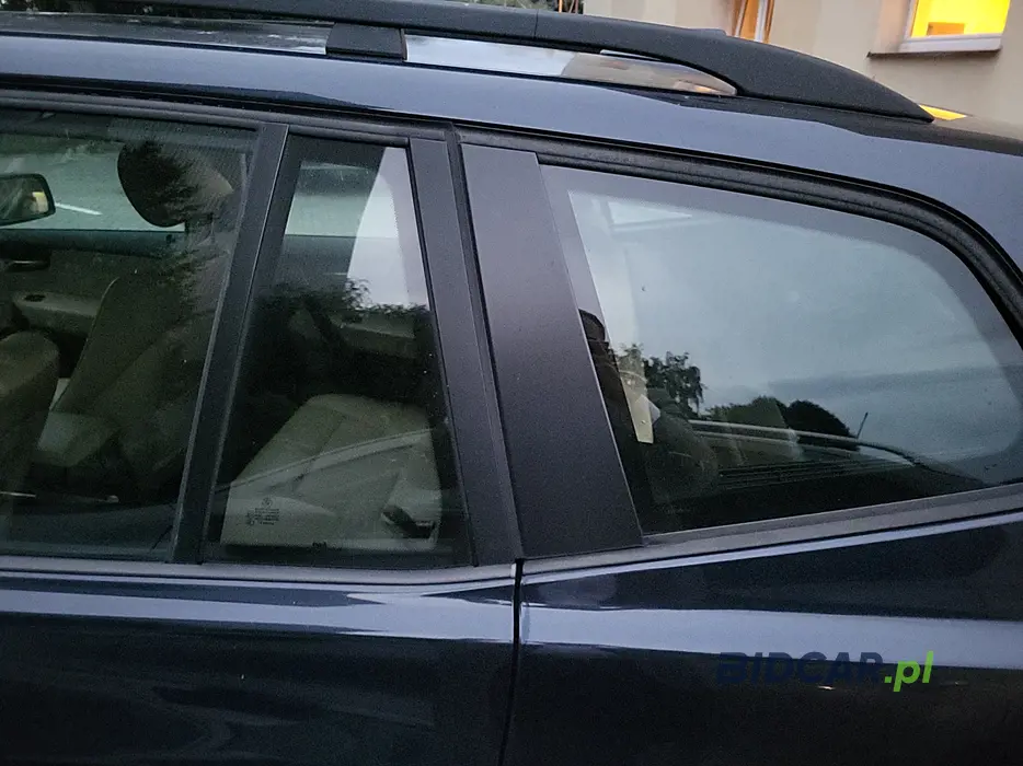 Zdjęcie słupka C lewego