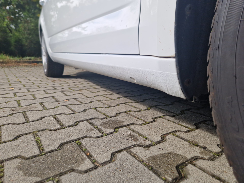 Zdjęcie progu przedniego prawego od dołu po przekątnej