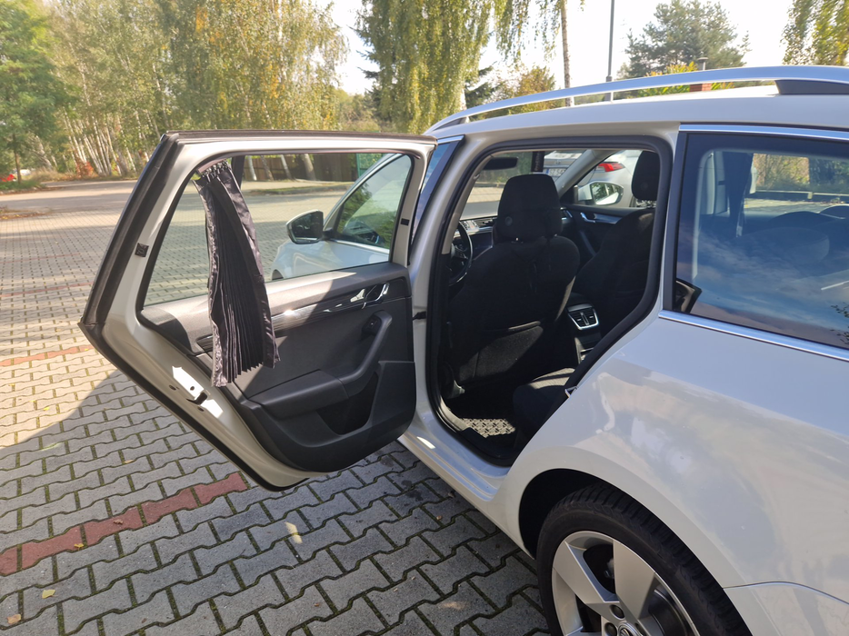 Zdjęcie wnętrza od kierowcy, tył