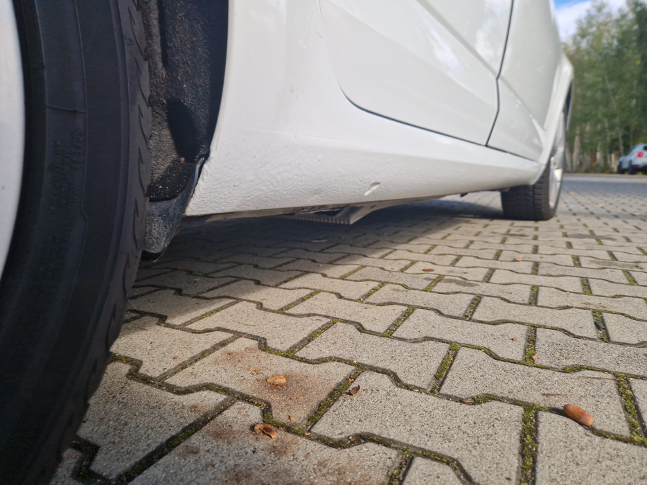Zdjęcie progu tylnego prawego od dołu po przekątnej