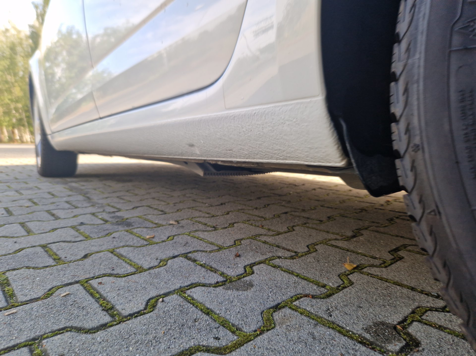 Zdjęcie progu tylnego lewego od dołu po przekątnej