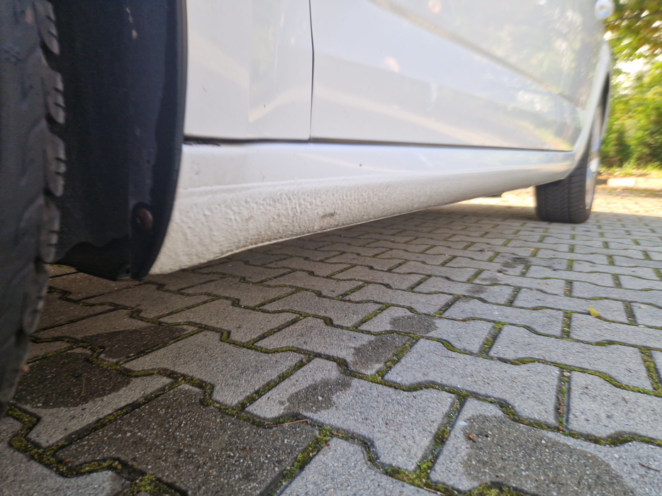 Zdjęcie progu przedniego lewego od dołu po przekątnej