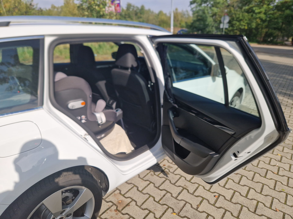Zdjęcie wnętrza od pasażera, tył