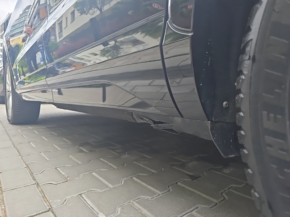 Zdjęcie progu tylnego lewego od dołu po przekątnej