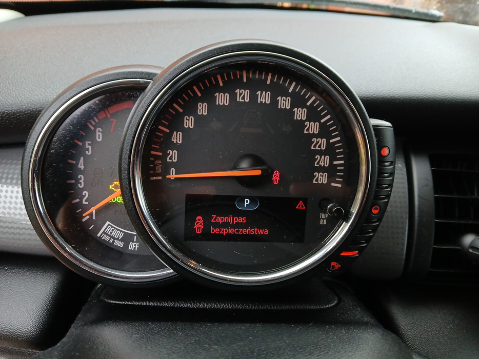 Zdjęcie zegarów i kontrolek po uruchomieniu silnika