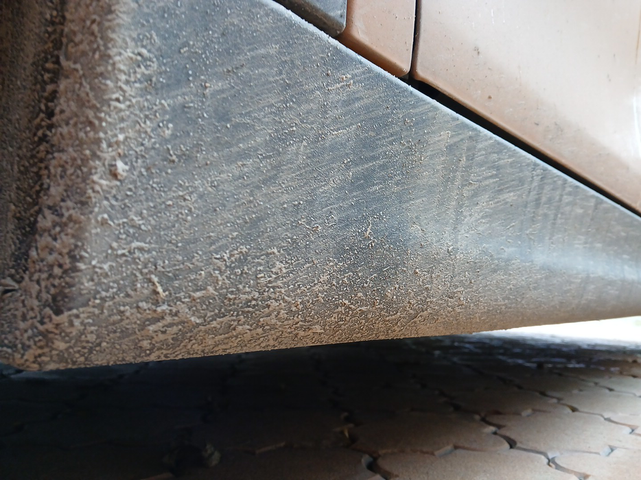 Zdjęcie progu przedniego lewego od dołu po przekątnej