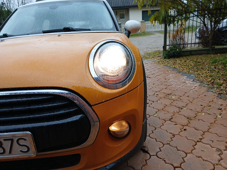 Zdjęcie oświetlenia przedniego i dolnego lewego