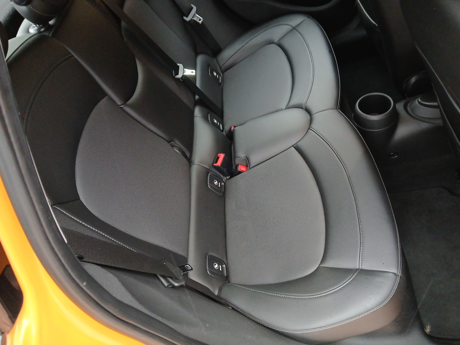 Zdjęcie kanapy tylnej z prawej strony