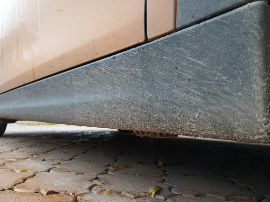 Zdjęcie progu przedniego prawego od dołu po przekątnej