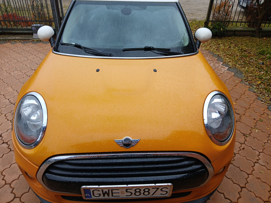 Zdjęcie pokrywy komory silnika