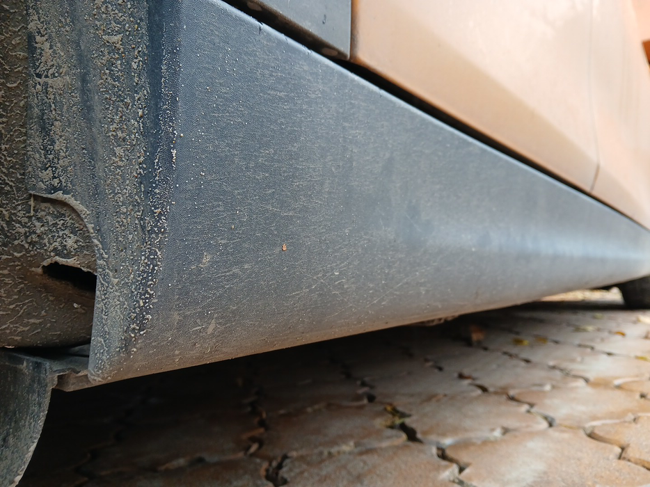 Zdjęcie progu tylnego prawego od dołu po przekątnej