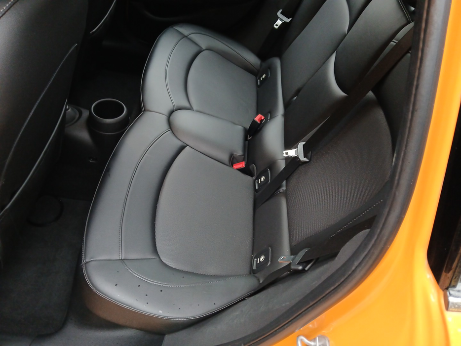 Zdjęcie kanapy tylnej z lewej strony