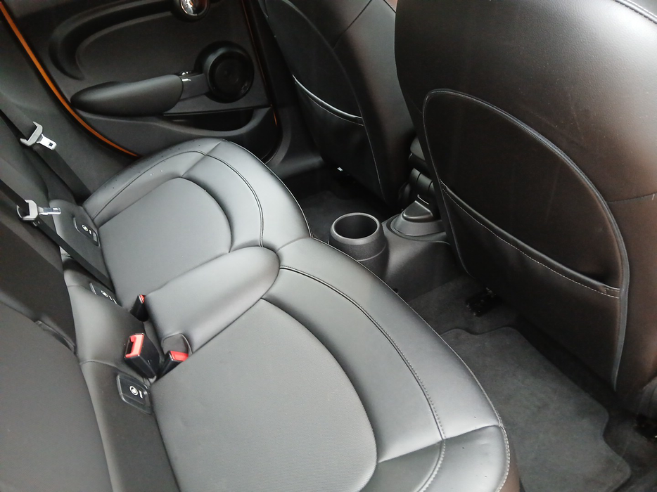 Zdjęcie wnętrza od pasażera, tył