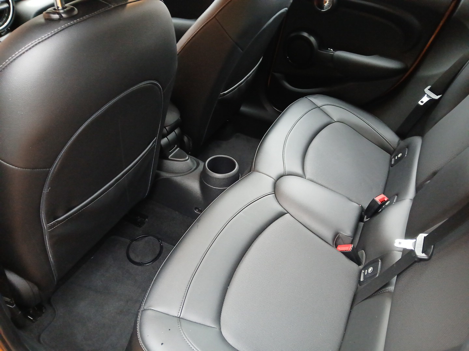 Zdjęcie wnętrza od kierowcy, tył