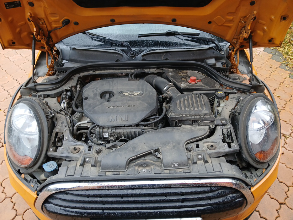 Zdjęcie wnętrza komory silnika