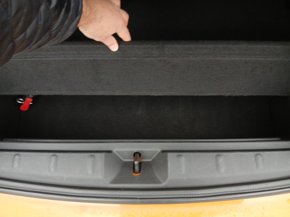 Zdjęcie przestrzeni pod wykładziną bagażnika